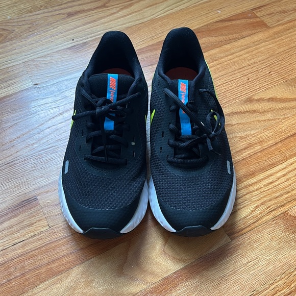 Nike Revolution 5 Big Kids’s Running Shoes - Picture 2 of 7